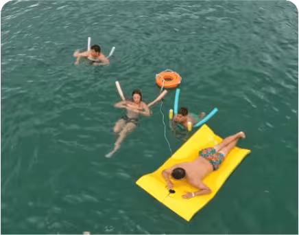 Boias, tapetes flutuadores e espaguetes